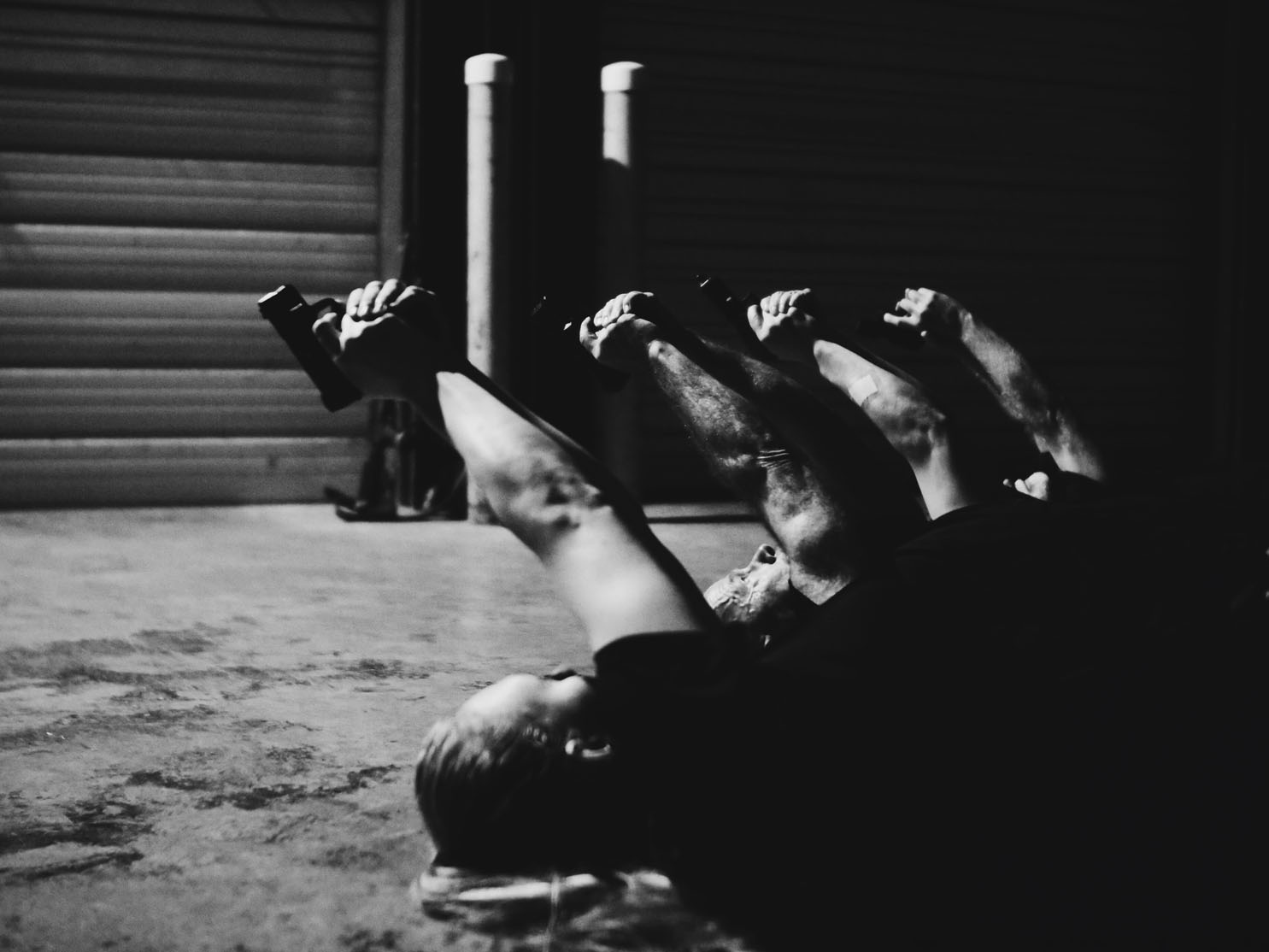 People lifting weights in a gym.